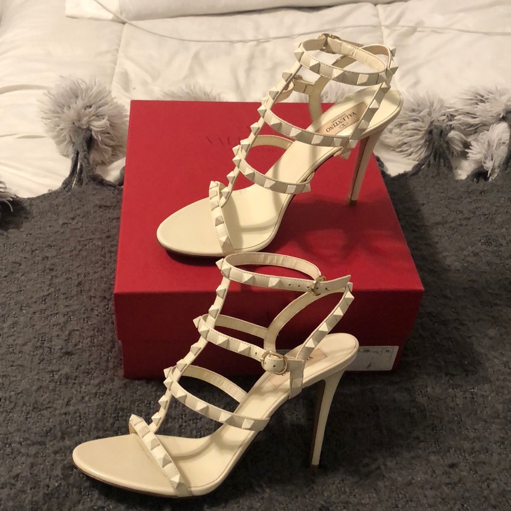 🛑 SOLD🛑Valentino Garavani Rockstud T-Strap Caged - Picture 5 of 8